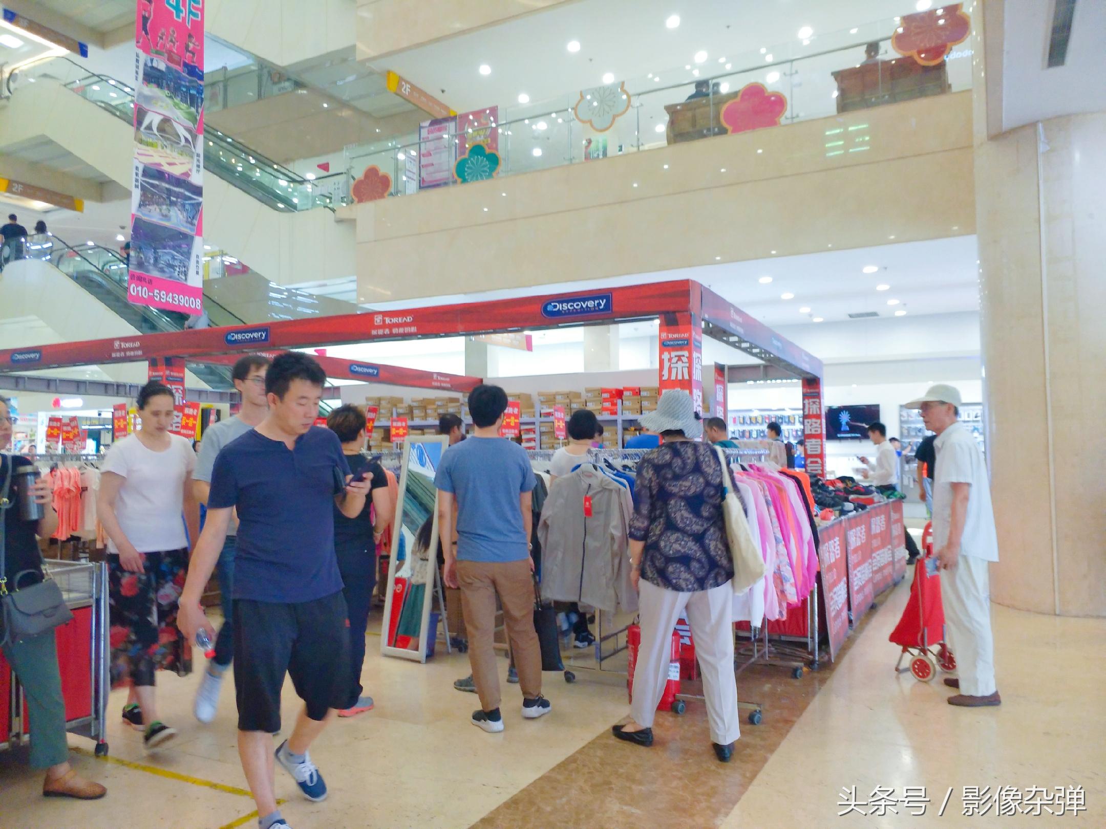 北京商场内品牌“特卖会”，全场买一送一，顾客开启“哄抢”模式