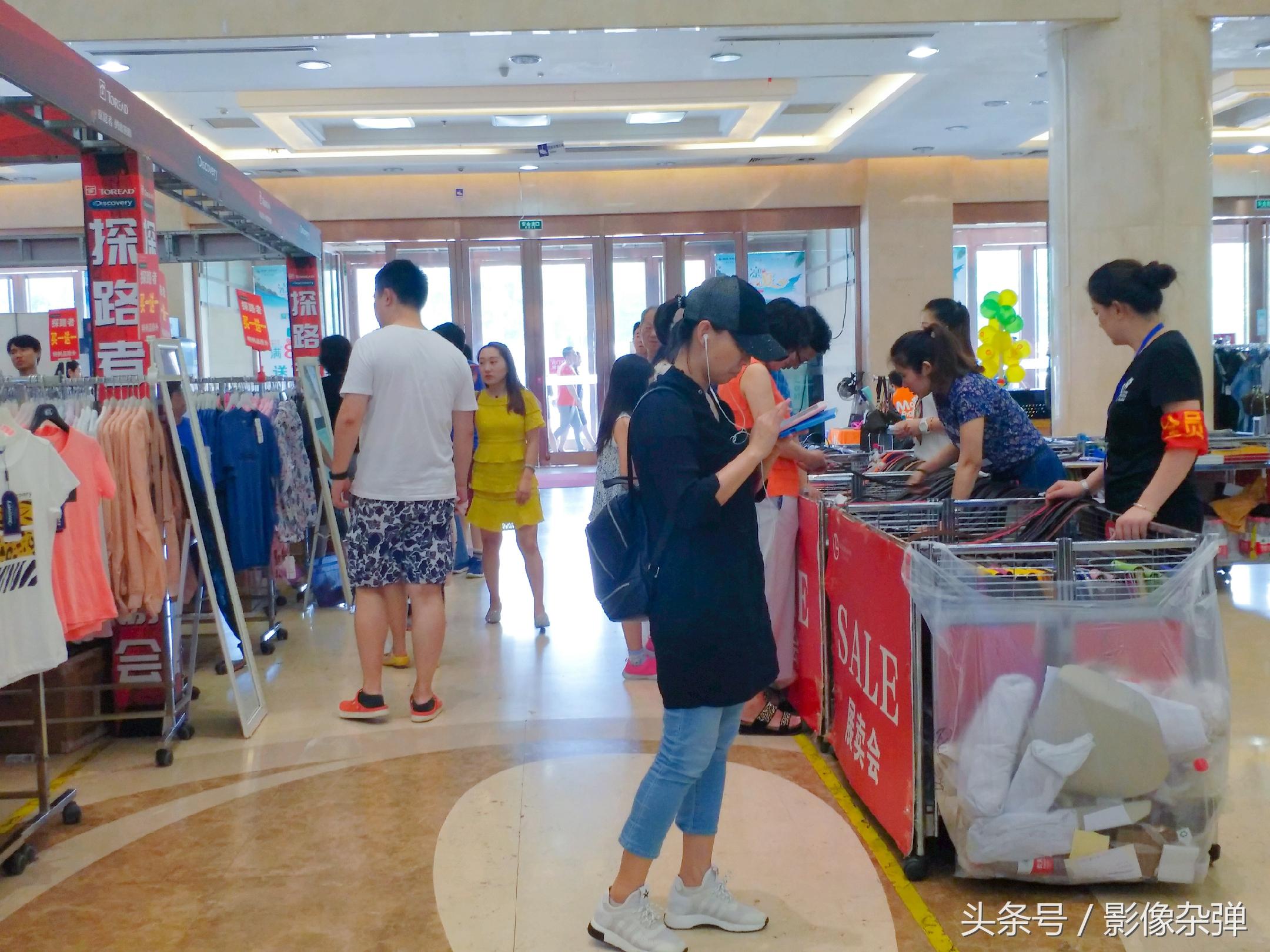 北京商场内品牌“特卖会”，全场买一送一，顾客开启“哄抢”模式