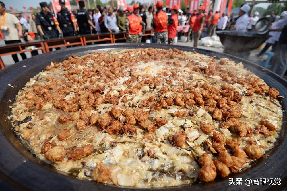 “土豪”盛宴？1200斤猪肉等食材炖出的大锅菜，近万名群众免费吃